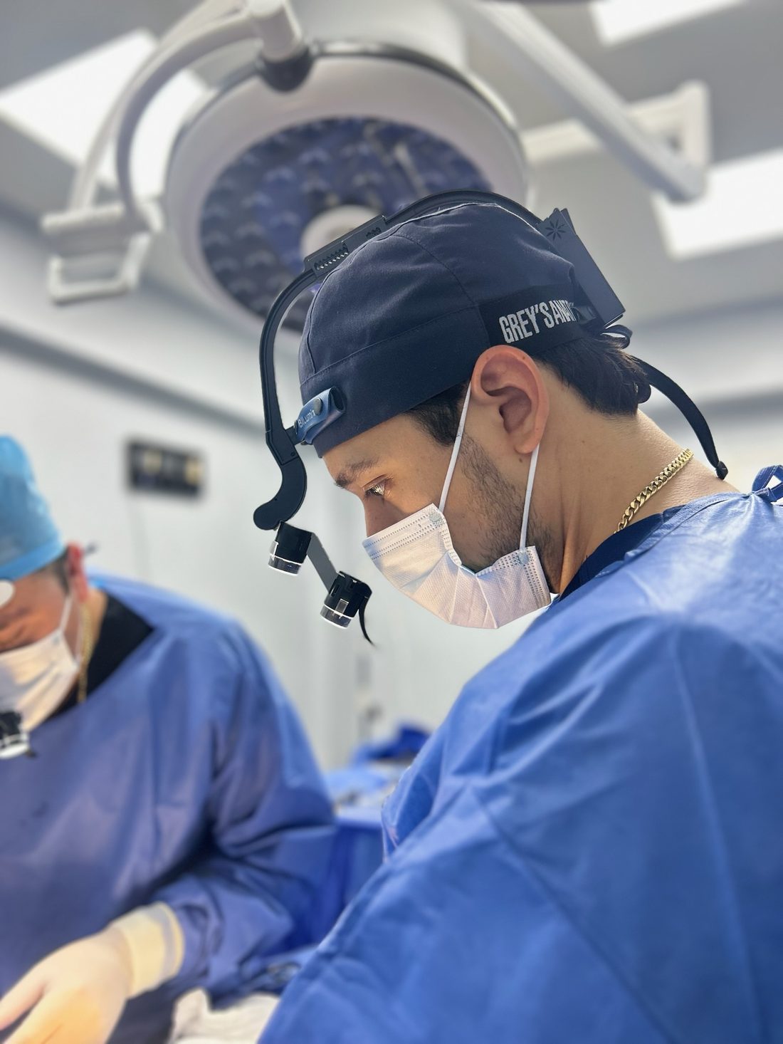 Dr. Esteban Moreno operando en quirófano